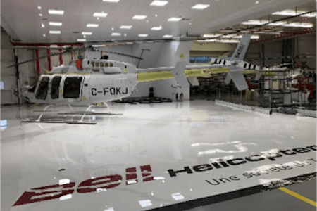 Vue d'un hélicoptère à l'usine de production de Bell Helicopter Textron Canada, Mirabel, Québec