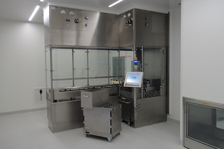 Vue d'équipements spécialisés pour la production pharmaceutique