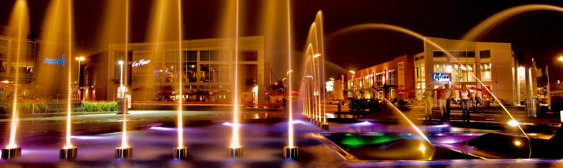 Vue de nuit de la magnifique fontaine au complexe Centropolis, Laval, Québec