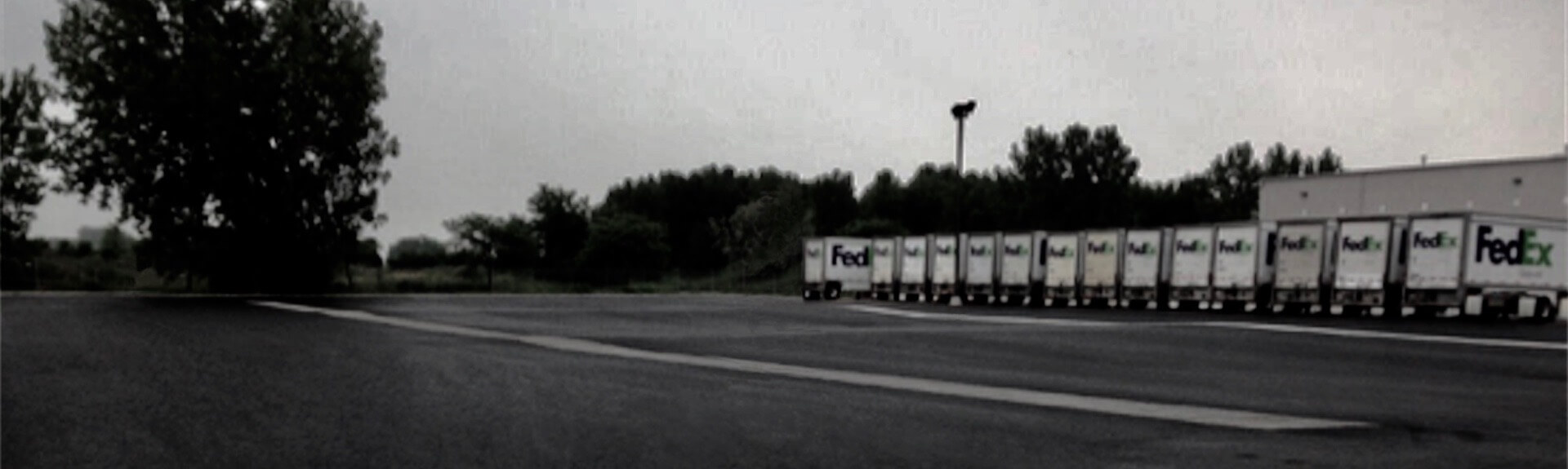 Camions FedEx Ground garés au centre de distribution