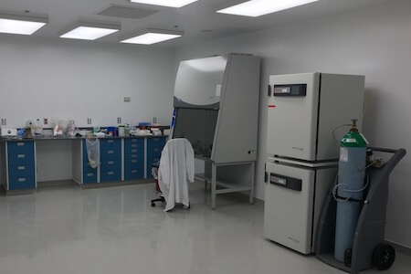 Vue des équipements d'un nouveau laboratoire de recherche