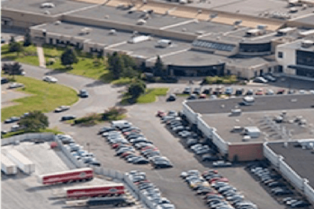 Vue aérienne de l'usine de production pharmaceutique Sandoz, Boucherville, Québec